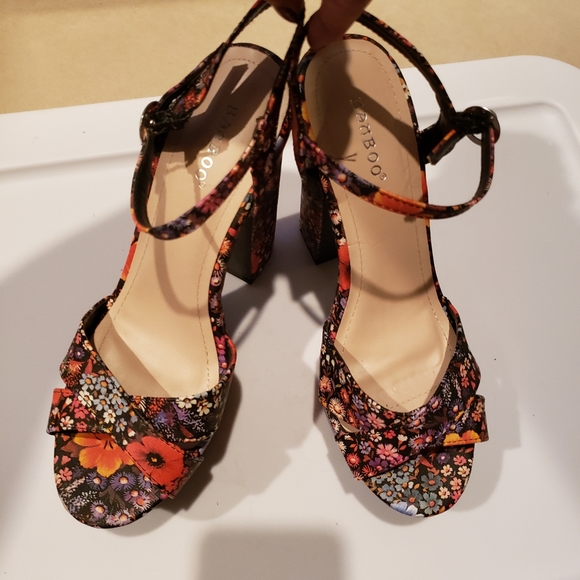 Bamboo Floral Platform - Picture 2 of 3